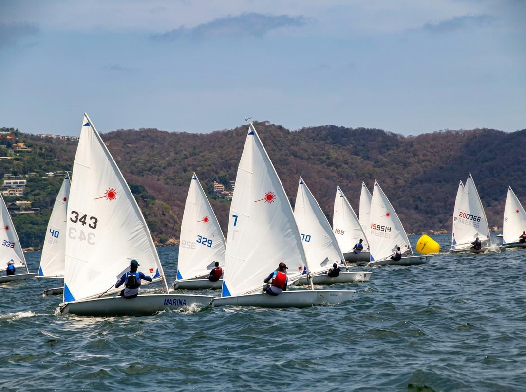Embarcaciones navegando en la Regata de Acapulco
