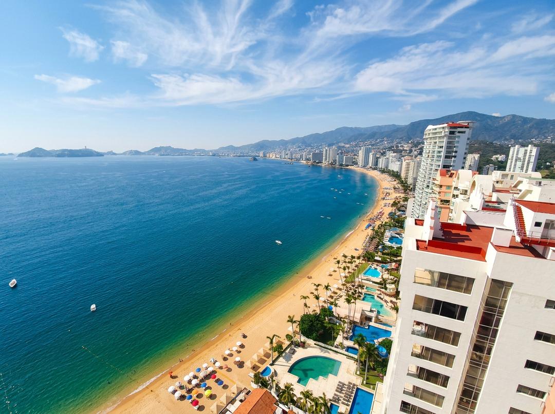 Playa y bahía de Acapulco al atardecer