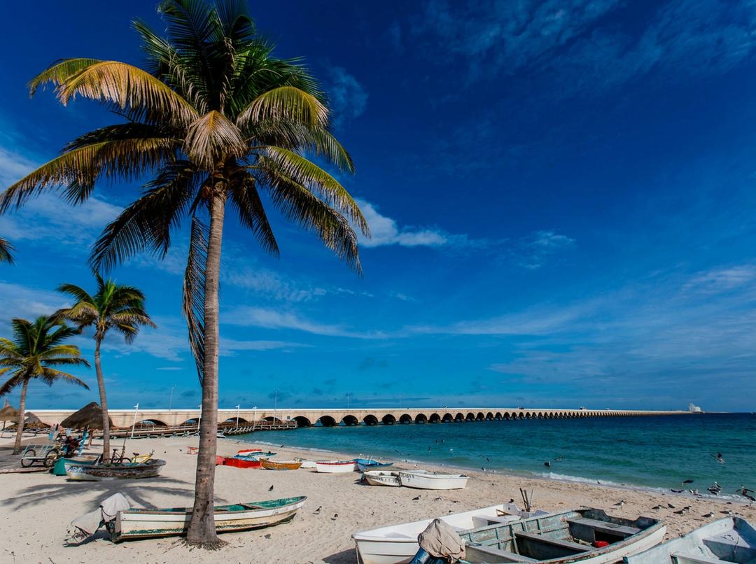 Playa de Progreso con arena blanca y mar azul